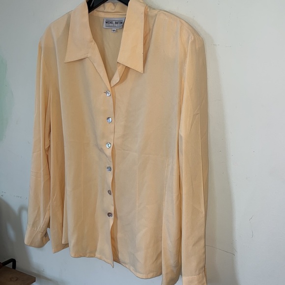 Michel Antoni Collection Blouse 100% Silk light Yellow/ shell buttons Sz 18 - Picture 3 of 11